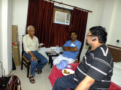 Meeting between VU2JAU, VU2LNA and VU3ARF on arrival at Gwalior